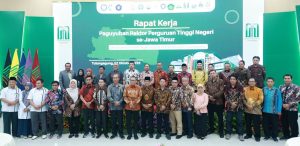 Para Pimpinan Perguruan Tinggi Negeri (PTN) se-Jawa Timur berfoto bersama saat Rapat Kerja Tahun 2025 di Universitas Islam Negeri Sayyid Ali Rahmatullah (UIN SATU) Tulungagung, Selasa (7/10). (Foto: Humas UNAIR)