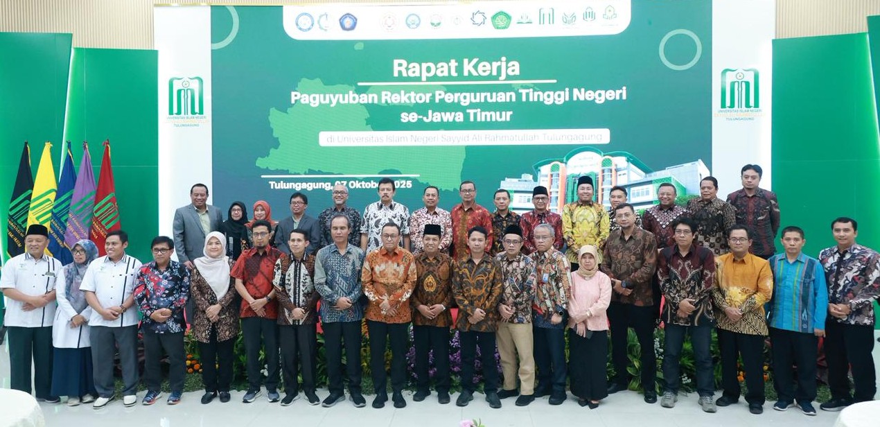 Para Pimpinan Perguruan Tinggi Negeri (PTN) se-Jawa Timur berfoto bersama saat Rapat Kerja Tahun 2025 di Universitas Islam Negeri Sayyid Ali Rahmatullah (UIN SATU) Tulungagung, Selasa (7/10). (Foto: Humas UNAIR)