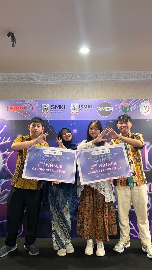 Two cardio-respiratory teams from UNAIR Faculty of Medicine pose together after the awarding ceremony on Saturday (Oct 4, 2025). (Photo: By courtesy)