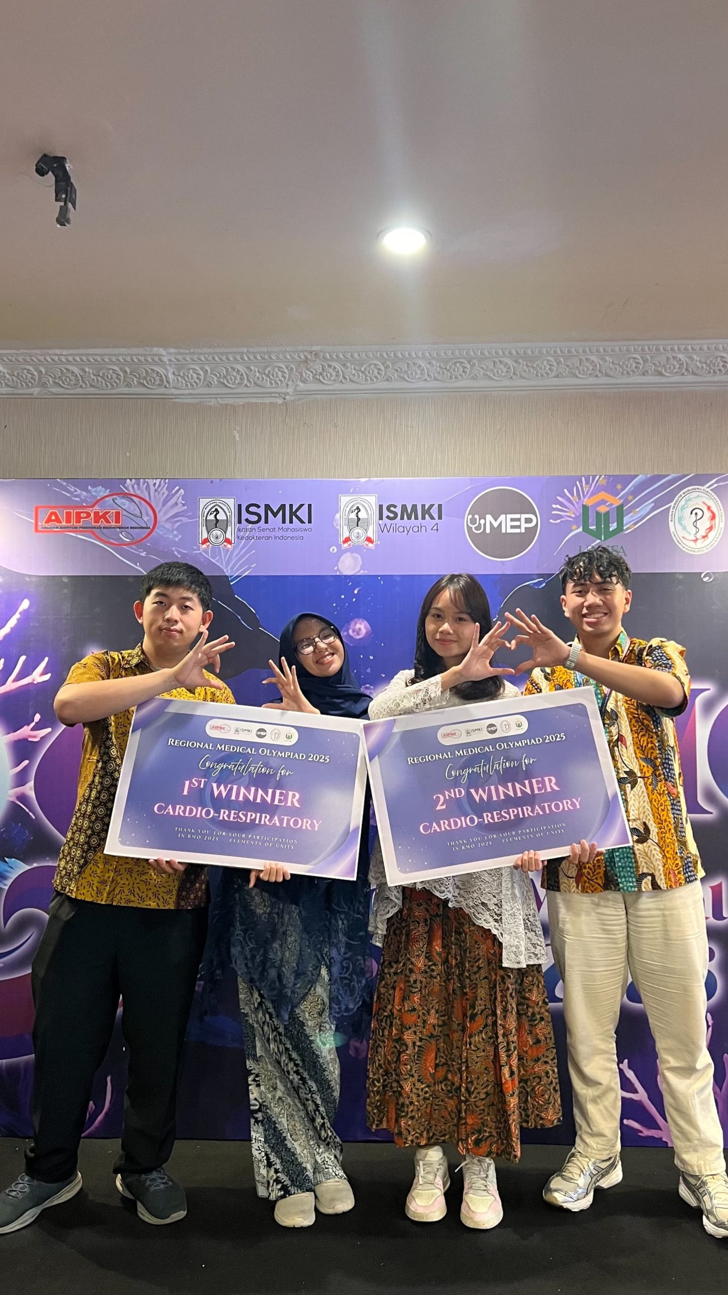 Two cardio-respiratory teams from UNAIR Faculty of Medicine pose together after the awarding ceremony on Saturday (Oct 4, 2025). (Photo: By courtesy)