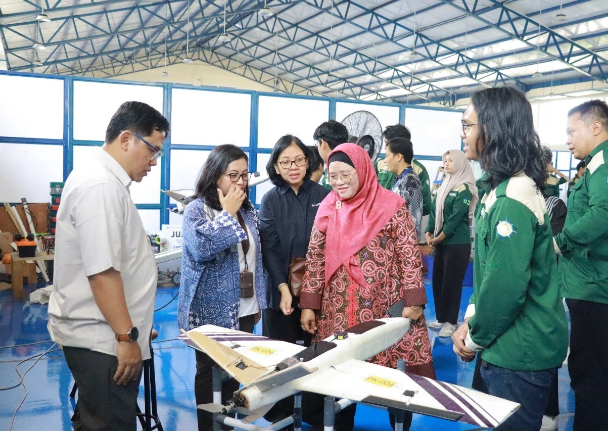 Dean of the Faculty of Advanced Technology and Multidiscipline (FTMM) Universitas Airlangga, Prof. Dr. Retna Apsari, MSi, inspected an unmanned aircraft developed by the Universitas Airlangga Robotics Community (KOMBO UA) team at the FTMM workshop on Thursday (October 9, 2025). The visit was part of the team’s send-off event before competing in the 2025 Indonesian Flying Robot Contest (KRTI). (Photo: FTMM UNAIR)