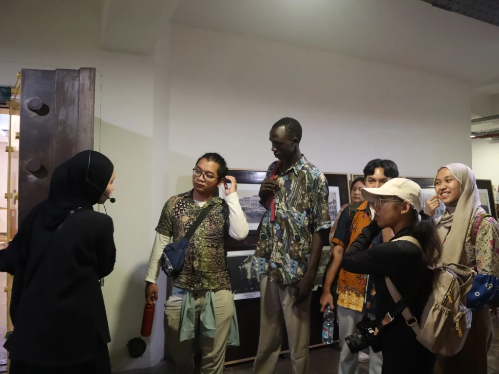 Kunjungan mahasiswa asing ke tempat-tempat historis di Surabaya dalam program Surovoice. (Foto: Istimewa)