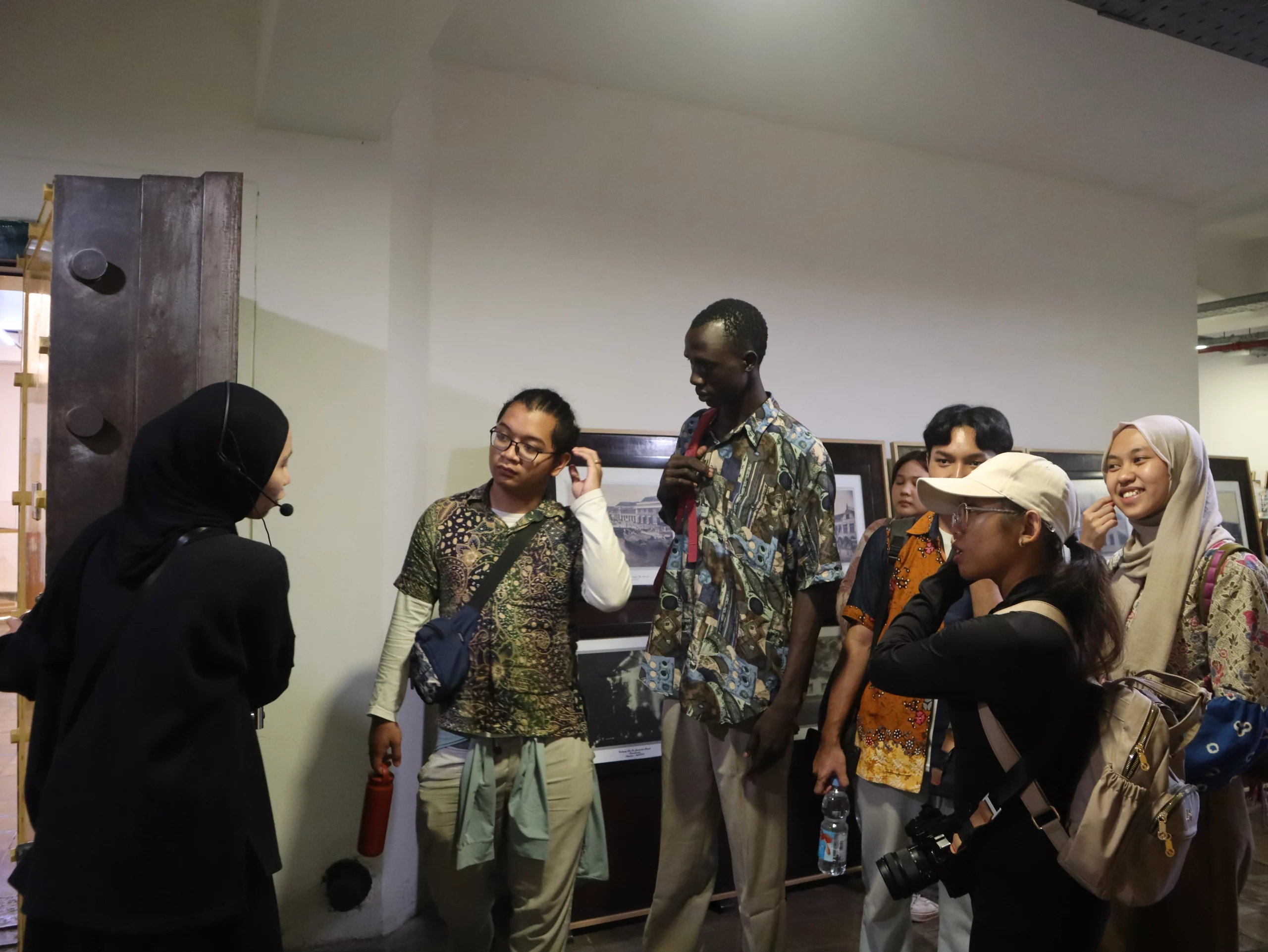 Kunjungan mahasiswa asing ke tempat-tempat historis di Surabaya dalam program Surovoice. (Foto: Istimewa)