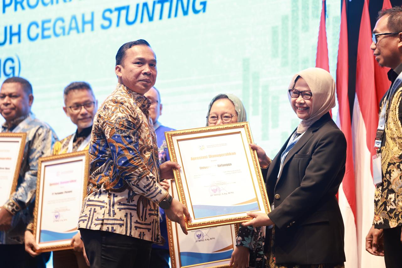 Prof Sumarmi representing UNAIR as she receives an award from the Ministry of Population and Family Development / BKKBN. (Photo: By courtesy)