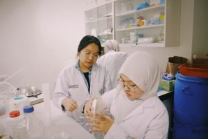 Kegiatan riset mahasiswa FPK di UPM Malaysia. (Foto: Istimewa)