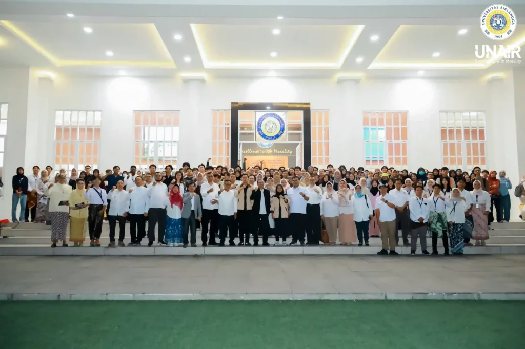 Group photo after the “Rector Meets Students” session in front of the Management Office Building, Campus C MERR, Universitas Airlangga, Friday, October 31, 2025. (Photo: PHMP UNAIR)