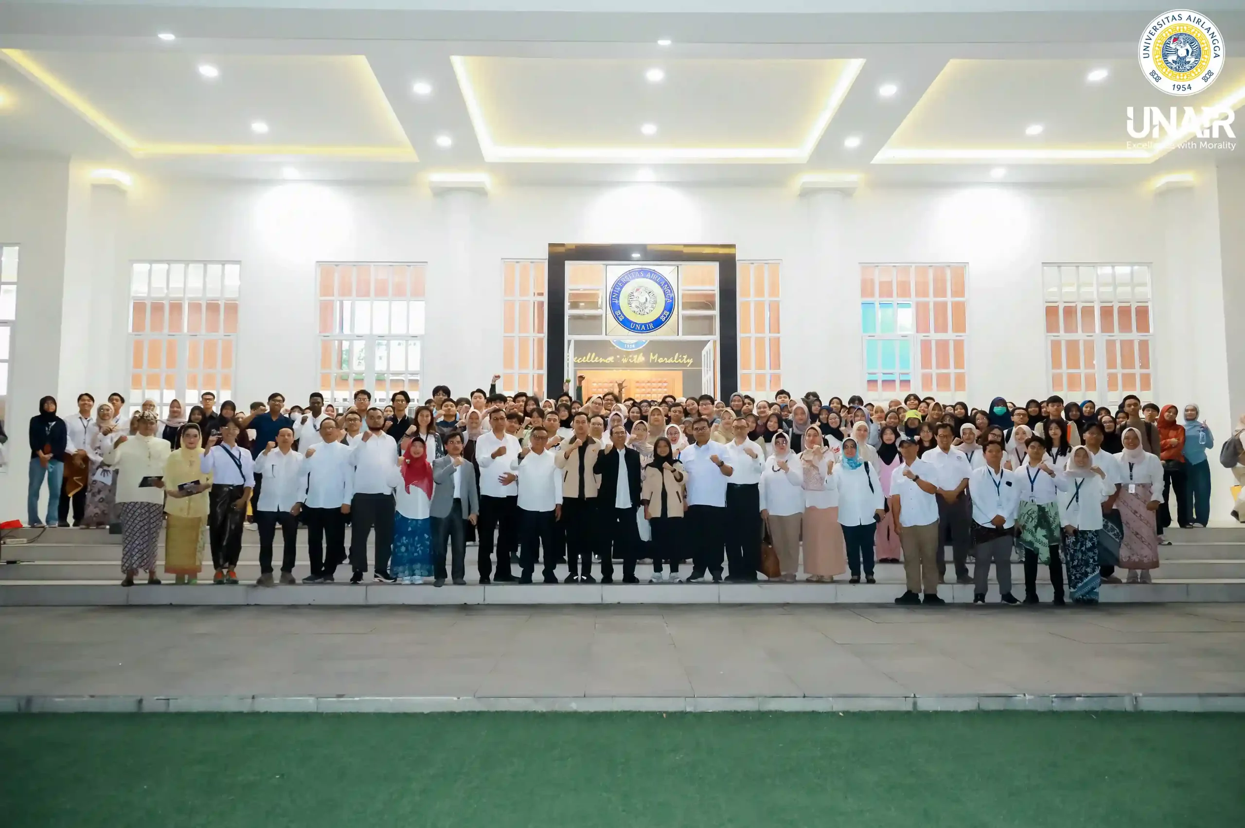 Group photo after the “Rector Meets Students” session in front of the Management Office Building, Campus C MERR, Universitas Airlangga, Friday, October 31, 2025. (Photo: PHMP UNAIR)