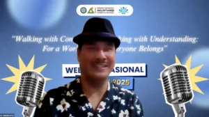 Ade Irawan membagikan pengalaman hidup dan semangat berkarya kepada peserta CHARITY 2025 melalui sesi inspiratifnya. (Foto: Penulis)