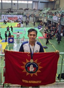 Senyum Kemenangan Mohamad Ageng Joyo Gumelar usai membawa pulang gelar juara 1 Pencak Silat Probolinggo Championship 2025. (Foto: istimewa)