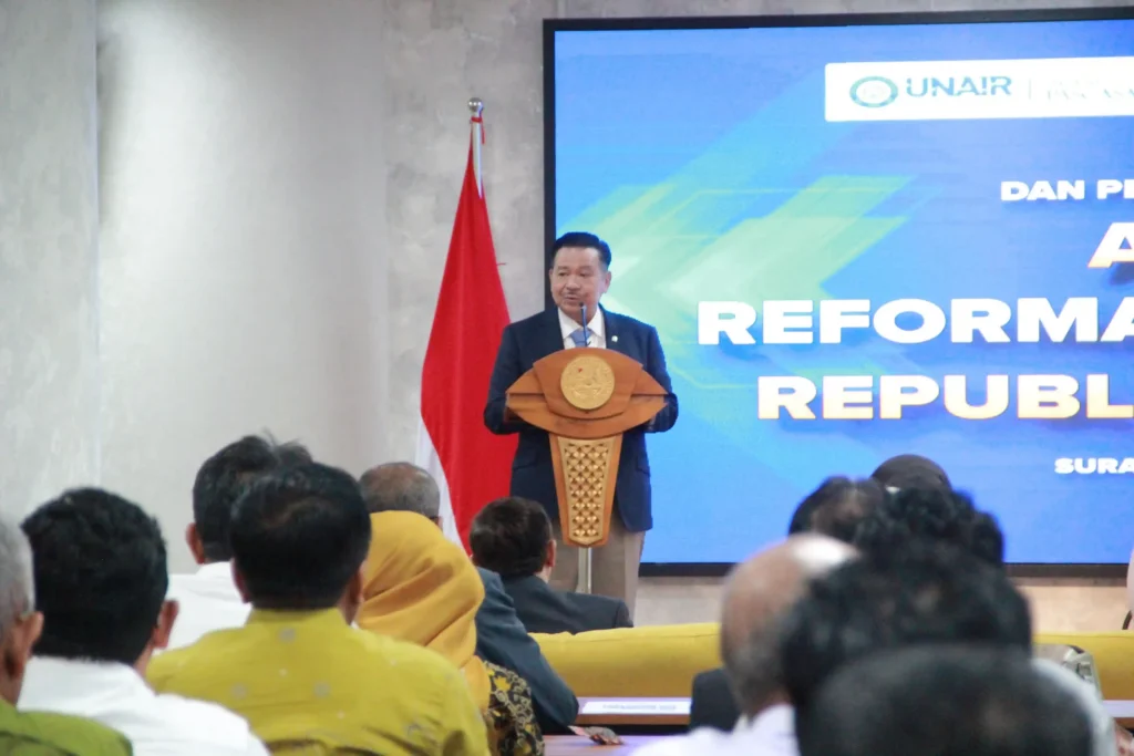 Deputy Coordinating Minister for Law, Human Rights, and IMIPAS RI, Prof Dr Otto Hasibuan SH MM MSCL, delivering his presentation at UNAIR, Thursday (27/11/2025). (Photo: UNAIR Postgraduate School Public Relations)