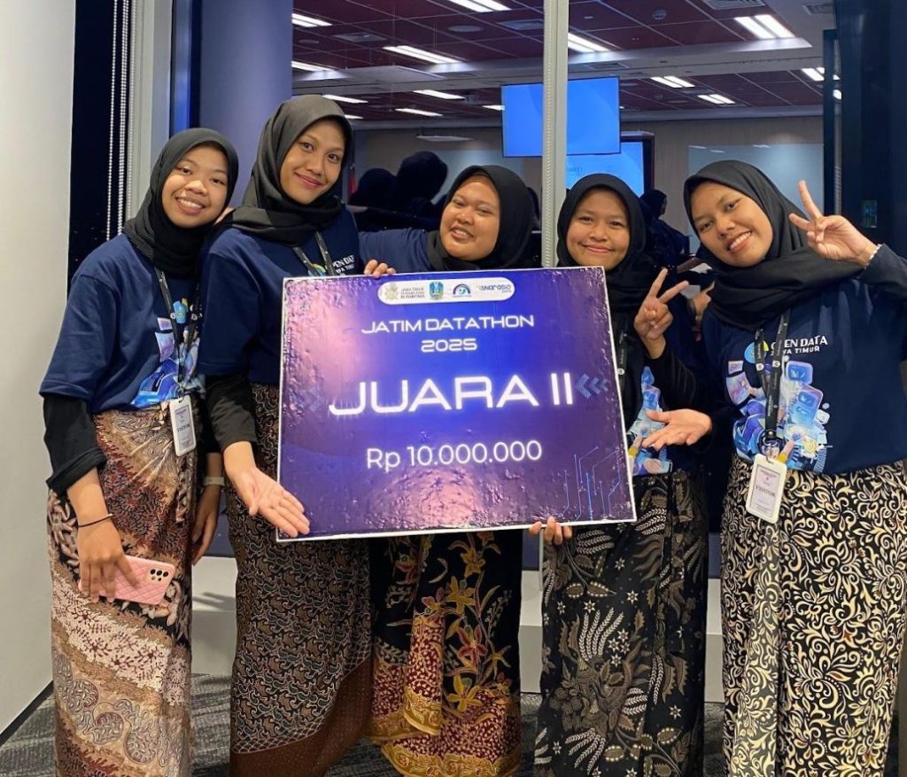 Tim SINAR UNAIR berpose saat juara 2 Jatim Datathon 2025 di Surabaya. (Foto: Narasumber)
