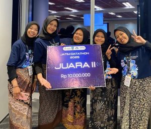 Tim SINAR UNAIR berpose saat juara 2 Jatim Datathon 2025 di Surabaya. (Foto: Narasumber)