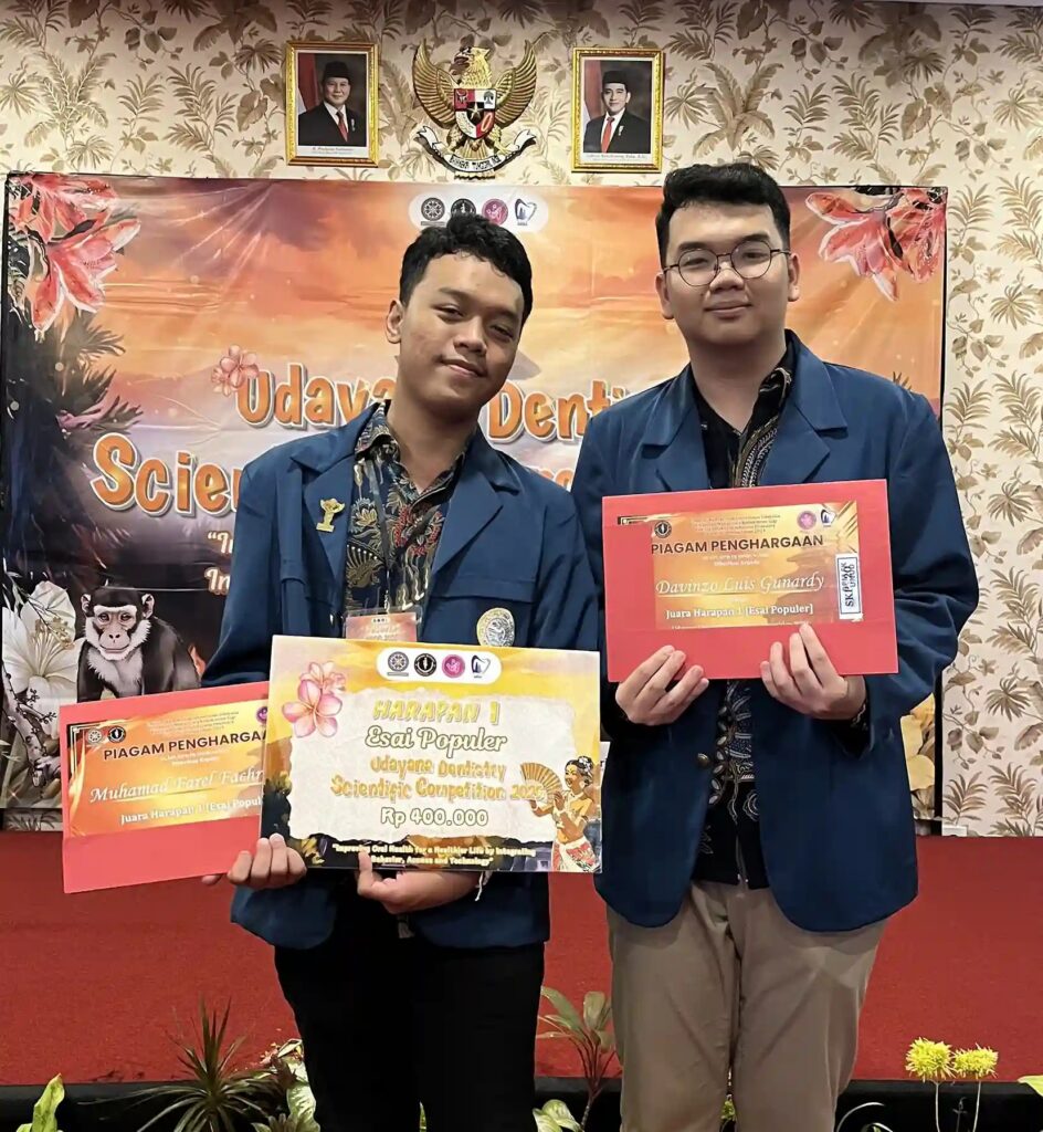 Davin dan Farel saat menerima penghargaan Juara Harapan 1 Esai Populer di 7th Udayana Dentistry Scientific Meeting 2025. (Foto: Dok. Pribadi)