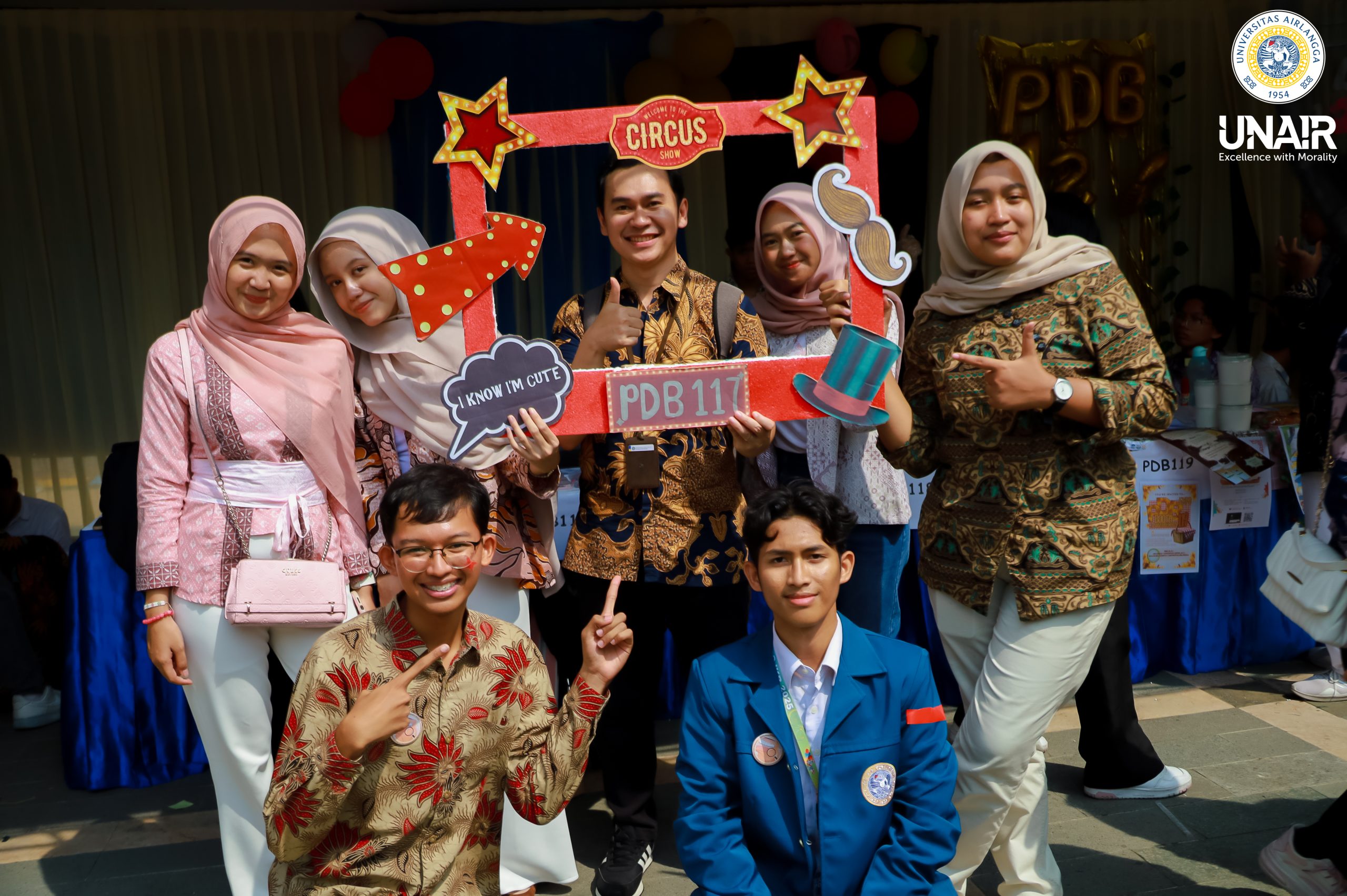 Salah satu tim peserta PDB dari kelompok PDB 117 berfoto di depan booth, senin (24/11/2025) (Foto: PHMP)