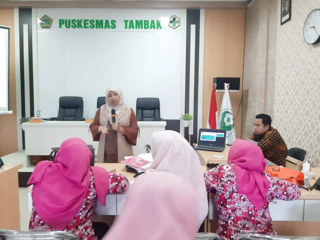 Dr. Lestari Sudaryanti, dr., M.Kes delivers training to midwives serving in Tambak Subdistrict, Bawean Island. (Photo: Community Service Team Documentation)