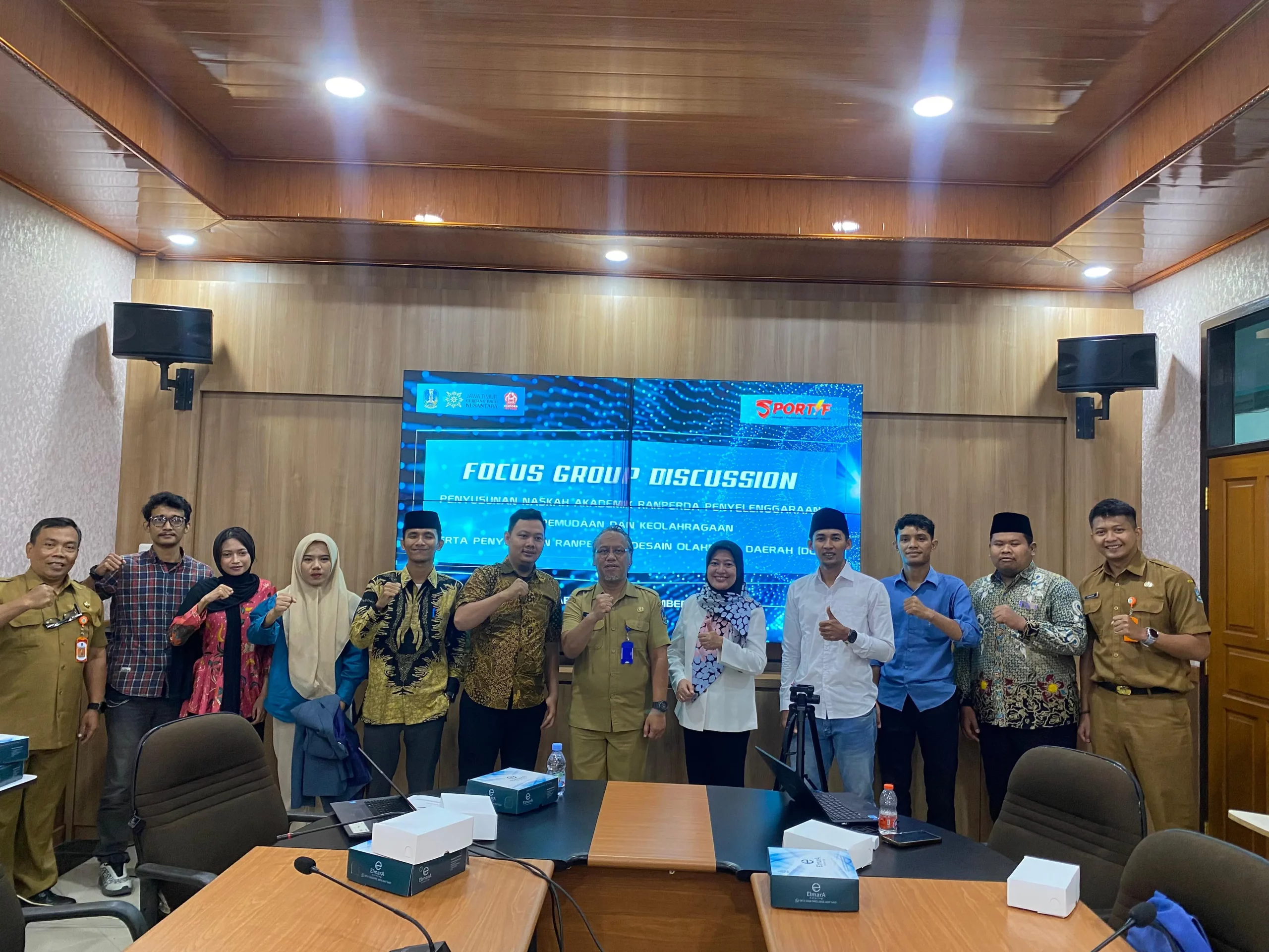 Para peserta Focus Group Discussion (FGD) penyusunan Raperda Penyelenggaraan Kepemudaan dan Keolahragaan berfoto bersama usai kegiatan di Ruang Rapat Rudi Hartono, Surabaya, (24/11/2025). (dok: Narasumber)