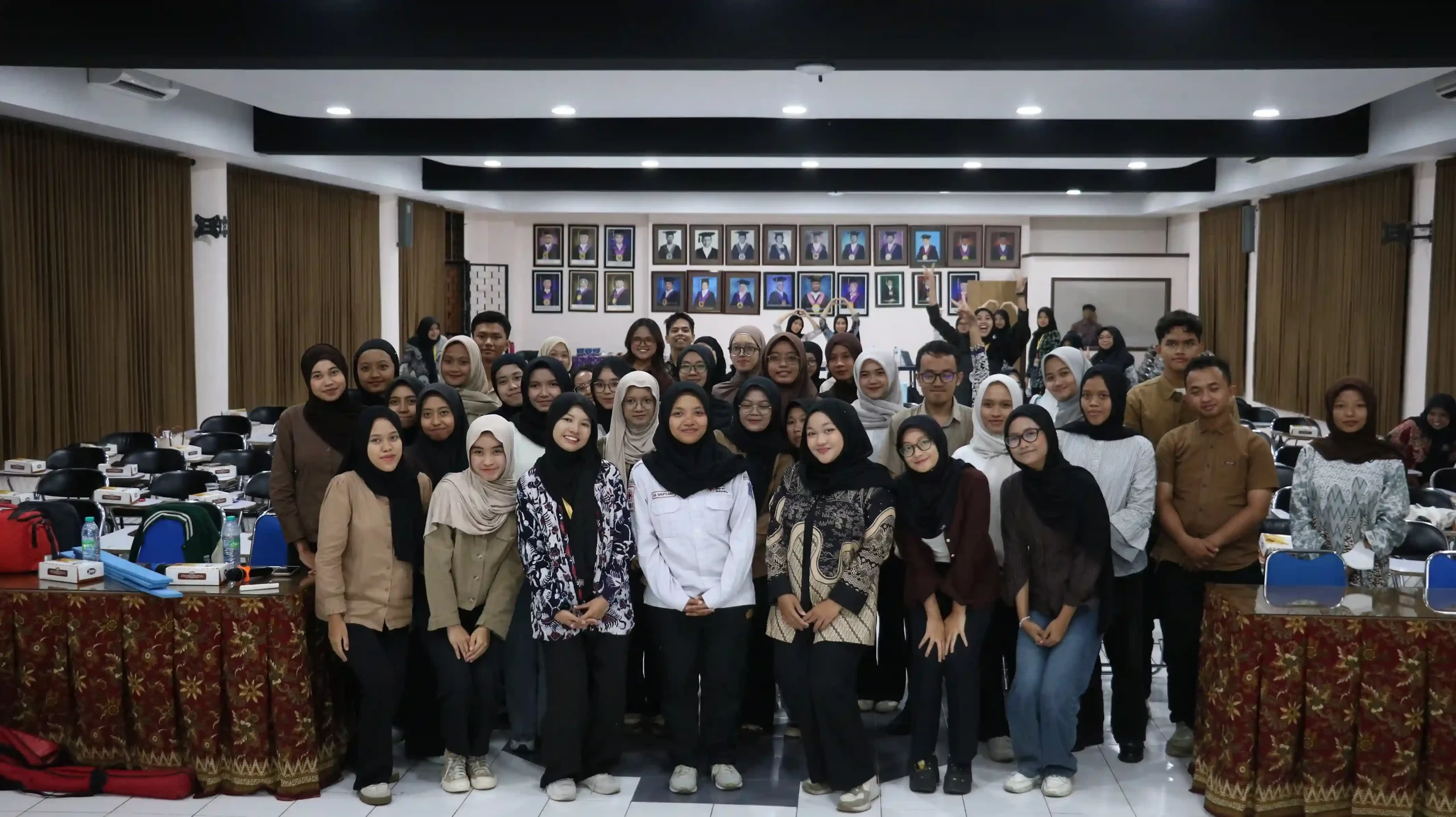 Foto bersama panitia, pemateri, dan peserta Pelatihan 3 MAWACANA 2025 di Aula Soemarto FKM UNAIR Kampus MERR-C (7/11/2025). (Foto: Dok. Panitia)