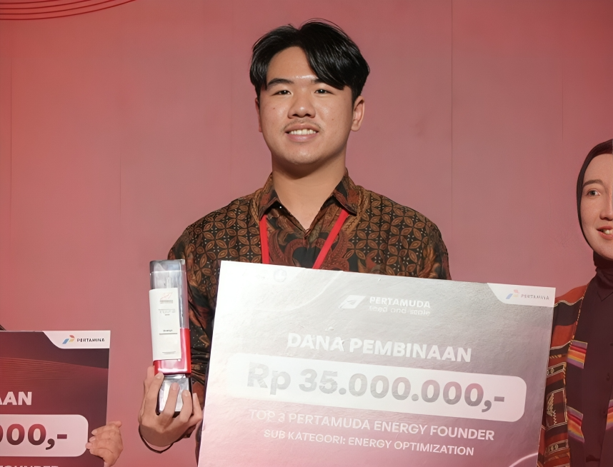 Albert Rafael, mahasiswa FTMM UNAIR menyabet juara 3 business plan nasional pada bidang Energy Optimization. (Foto: Istimewa)