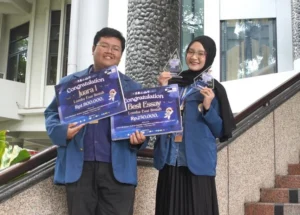 M. Ibaness Maula Ardinata (Medicine ’23) and Nabila Fariha Hanim (Pharmacy ’23), two UNAIR students who won first place and the Best Essay award at IMSCOBI 2025. (Photo: By courtesy)