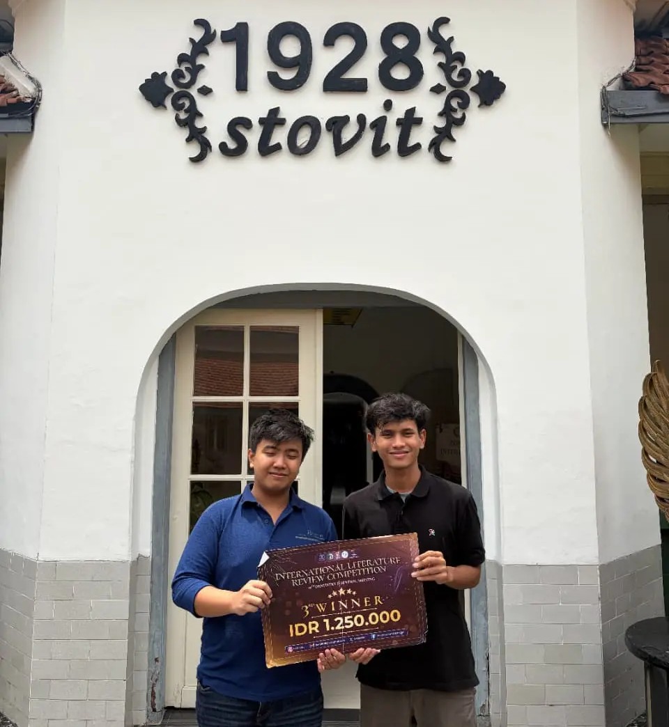 Hanif Azzikri Hidayatullah dan Brian Limantoro menerima penghargaan Juara 3 International Literature Review Competition pada 19th Dentistry Scientific Meeting. (Foto: Istimewa)