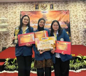 Hanna, Dyandra, dan Servatia saat menerima penghargaan Juara 3 Kategori Poster Publik Udayana Dentistry Scientific Competition 2025. (Foto: Dok. Pribadi)
