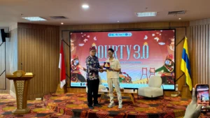 Penyerahan piagam kepada Hendra Gemma Dominant oleh perwakilan HIMA Manajemen Perhotelan (Foto : Panitia)