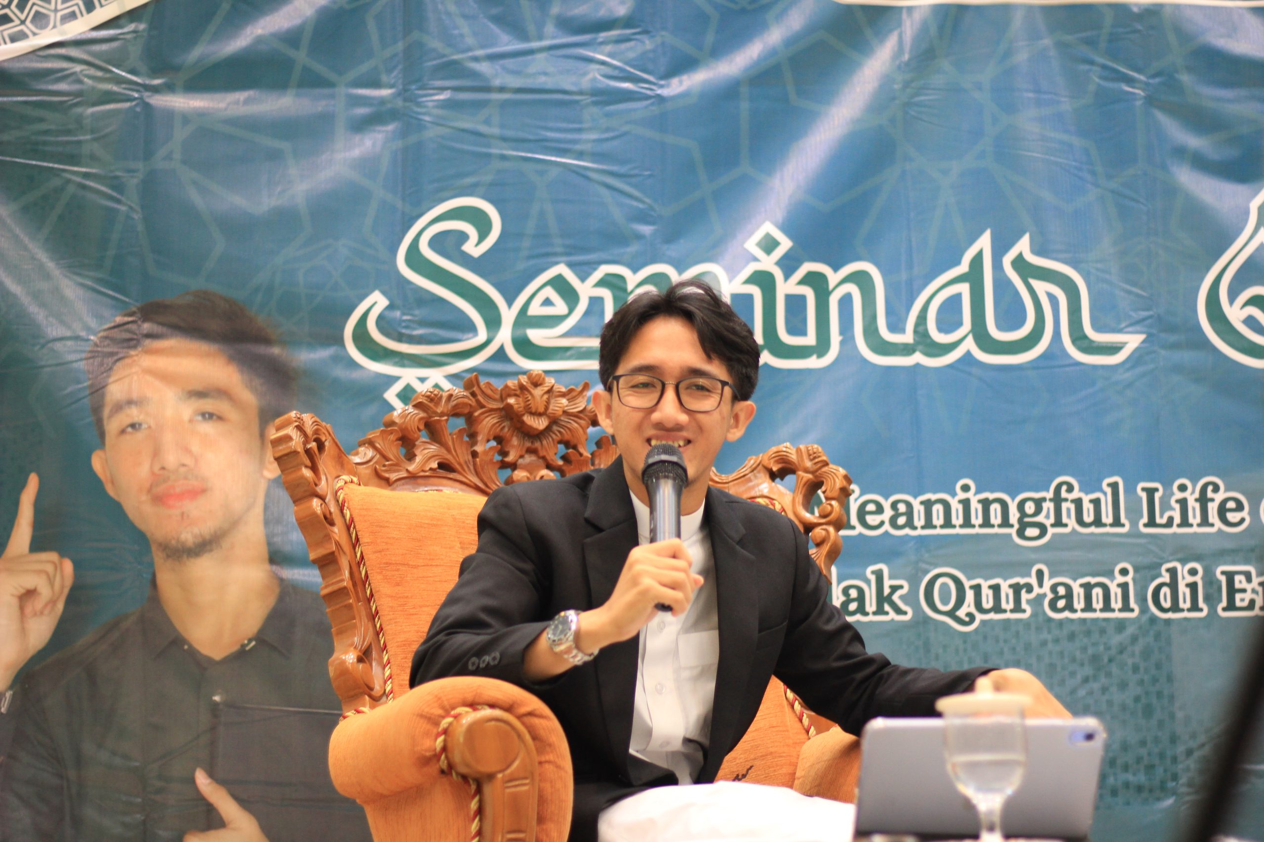 Husain Yahya di Seminar Al-Qur’an UKMTQ UNAIR pada Kamis (12/11/2025). (Foto:Istimewa)