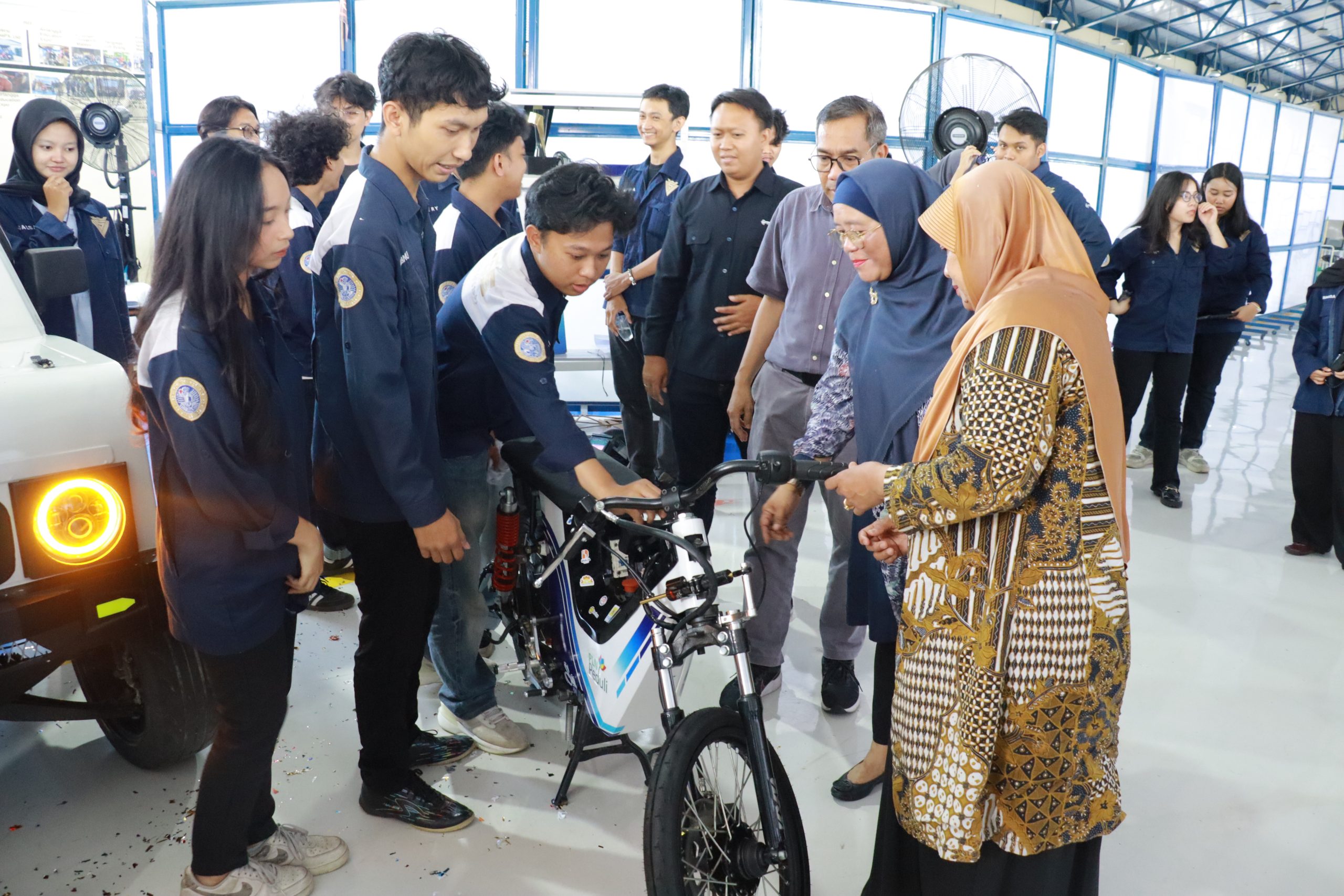 Dekan FTMM UNAIR, Prof Dr Retna Apsari M Si saat menunjau salah satu vehicle. (Foto: PHMP UNAIR)