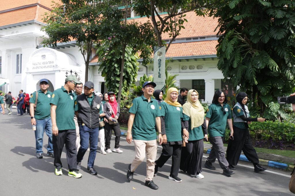 Gubernur Jawa Timur bersama Rektor Universitas Airlangga dan sivitas akademika Fakultas Kedokteran UNAIR dalam peringatan Dies Natalis ke-71 dan 112 Tahun Pendidikan Dokter Ahad (9/11/2025). (Foto: Bethari S. I.)