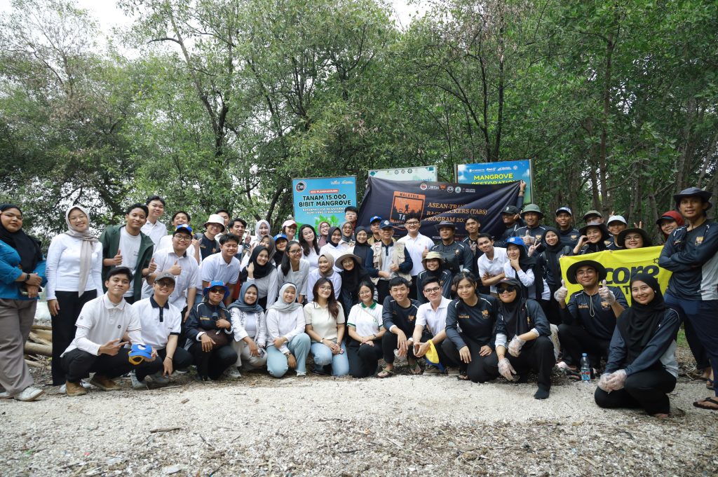 Sesi foto bersama kegiatan Sea of Change SDG Forum di Taman Mangrove Wonorejo, Surabaya, Jawa Timur, Rabu (5/11/2025) (Foto: PHMP UNAIR)