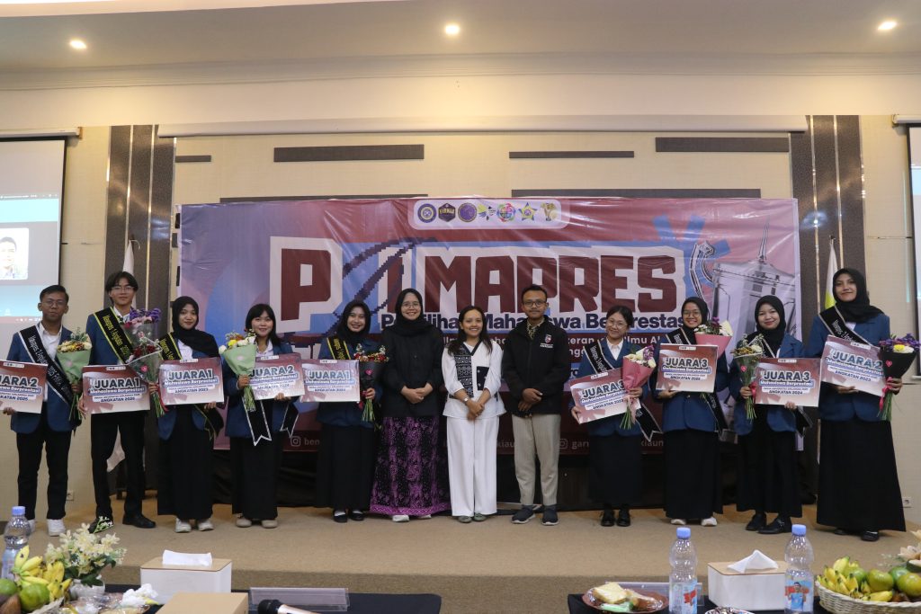 Para finalis Pilmapres FIKKIA 2025 berpose bersama di atas panggung setelah prosesi penyerahan penghargaan. (Foto : TIM PDD PANITIA PILMAPRES 2025)