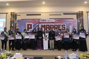 Para finalis Pilmapres FIKKIA 2025 berpose bersama di atas panggung setelah prosesi penyerahan penghargaan. (Foto : TIM PDD PANITIA PILMAPRES 2025)