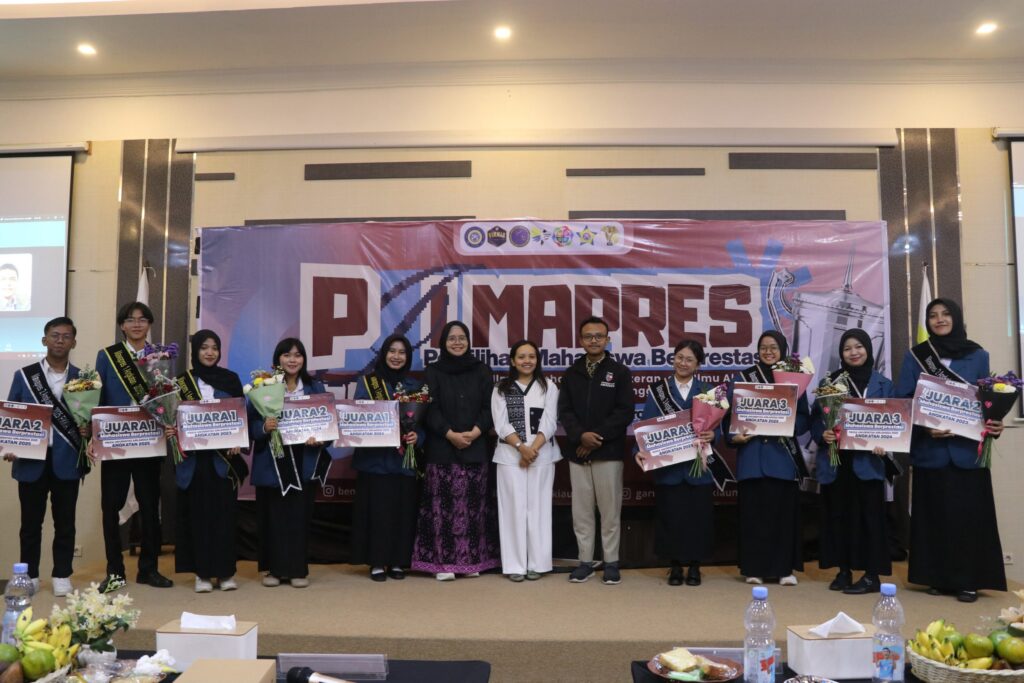 Para finalis Pilmapres FIKKIA 2025 berpose bersama di atas panggung setelah prosesi penyerahan penghargaan. (Foto : TIM PDD PANITIA PILMAPRES 2025)