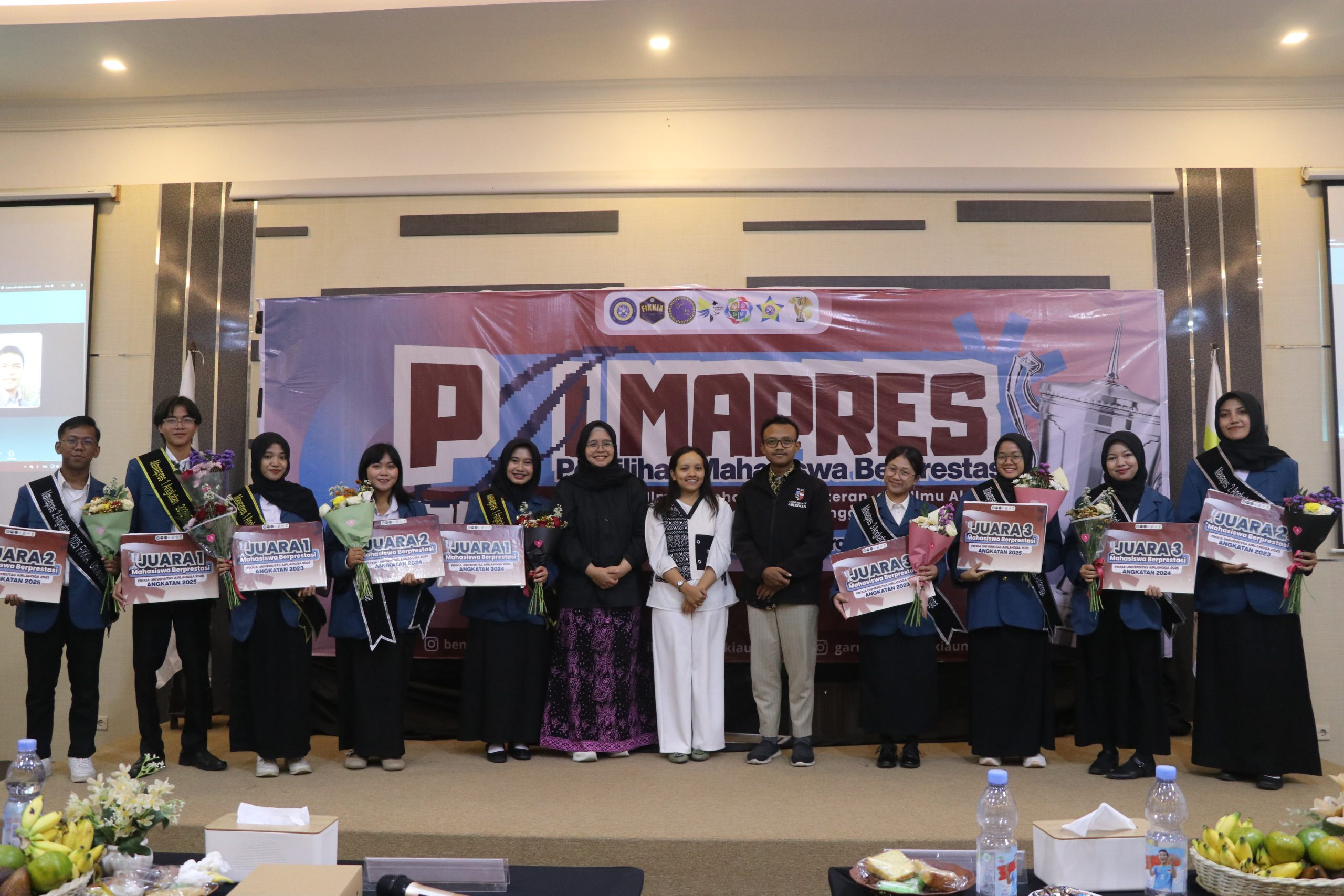 Para finalis Pilmapres FIKKIA 2025 berpose bersama di atas panggung setelah prosesi penyerahan penghargaan. (Foto : TIM PDD PANITIA PILMAPRES 2025)