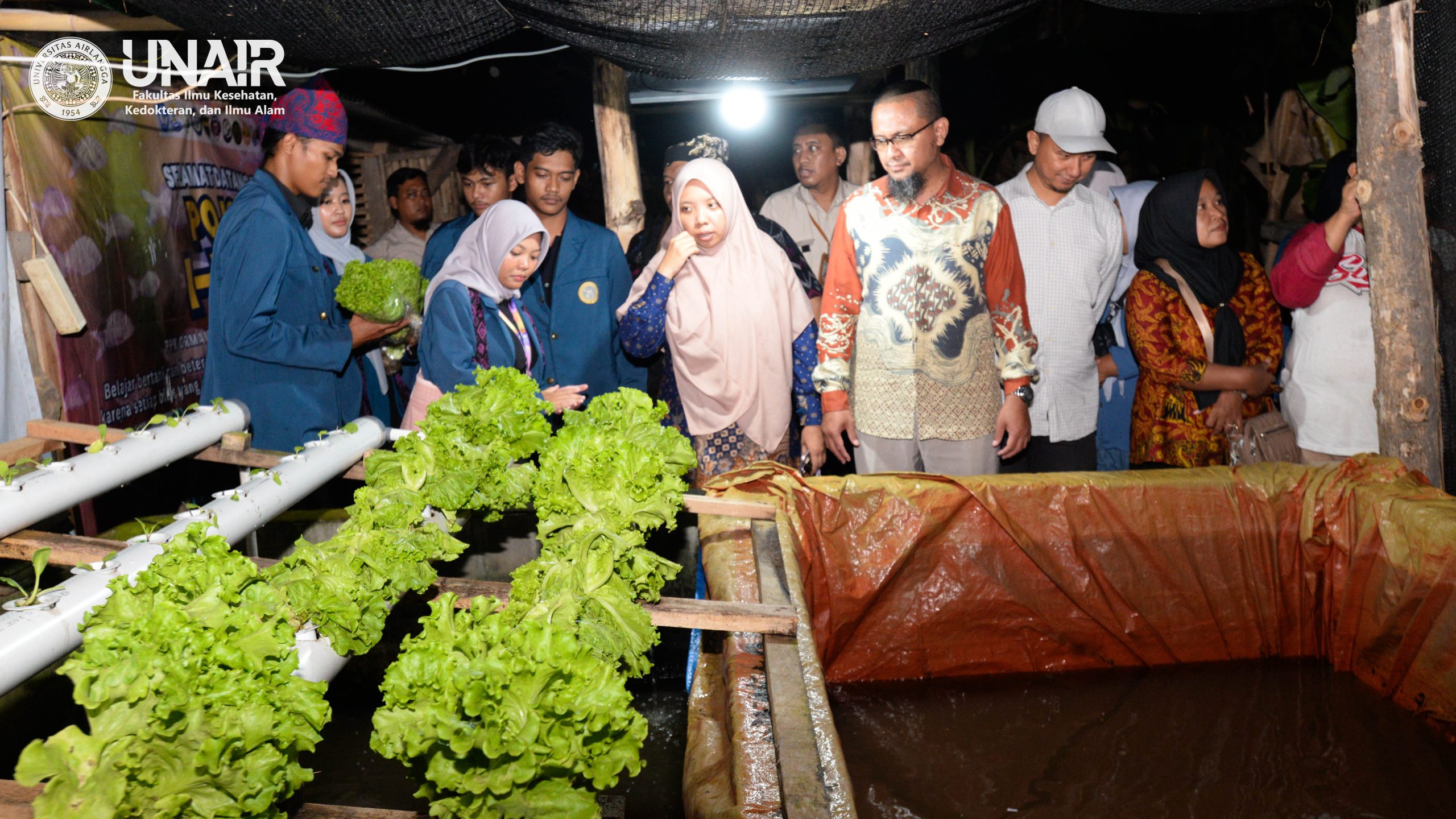 Tim PPK Ormawa bersama BELMAWA meninjau instalasi budidaya hidroponik dan kolam ikan dalam program pemberdayaan masyarakat. (Foto : UKIP FIKKIA)