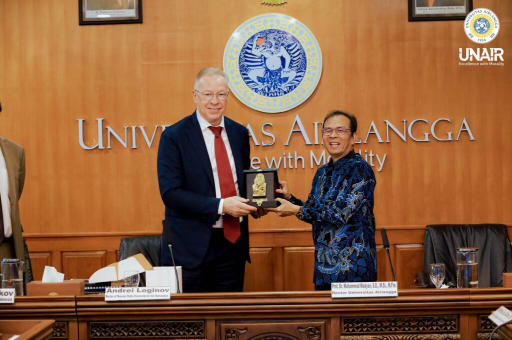 UNAIR Rector Prof. Dr. Muhammad Madyan, S.E., M.Si., M.Fin., and RSUH Rector Andrei Loginov exchange token of appreciation during the visit of Russia House and The Russian State University for the Humanities (RSUH) on Wednesday (Nov. 5, 2025). (Photo: PHMP UNAIR)