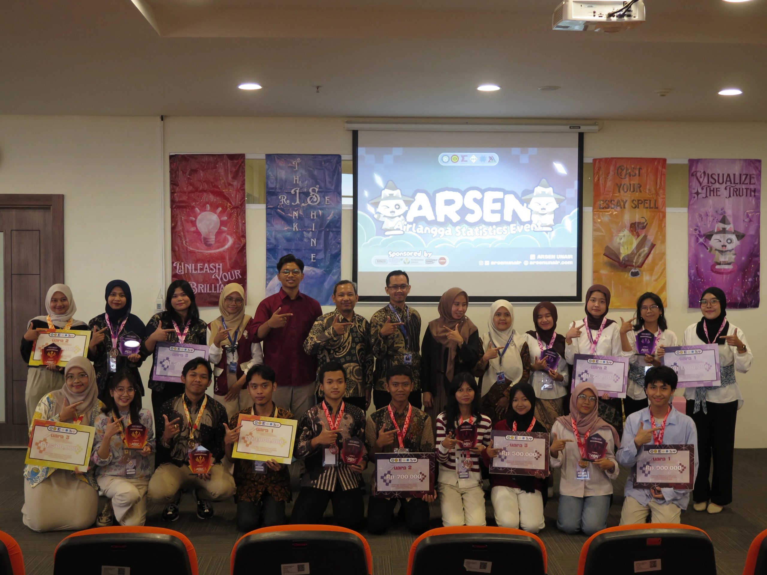 Para pemenang dan panitia berfoto bersama seusai sesi awarding Airlangga Statistics Event (ARSEN) 2025 yang digelar di Gedung Kuliah Bersama (GKB) Kampus MERR-C Universitas Airlangga, Sabtu (1/11/2025). (Foto: Dokumentasi Panitia)Para pemenang dan panitia berfoto bersama seusai sesi awarding Airlangga Statistics Event (ARSEN) 2025 yang digelar di Gedung Kuliah Bersama (GKB) Kampus MERR-C Universitas Airlangga, Sabtu (1/11/2025). (Foto: Dokumentasi Panitia)