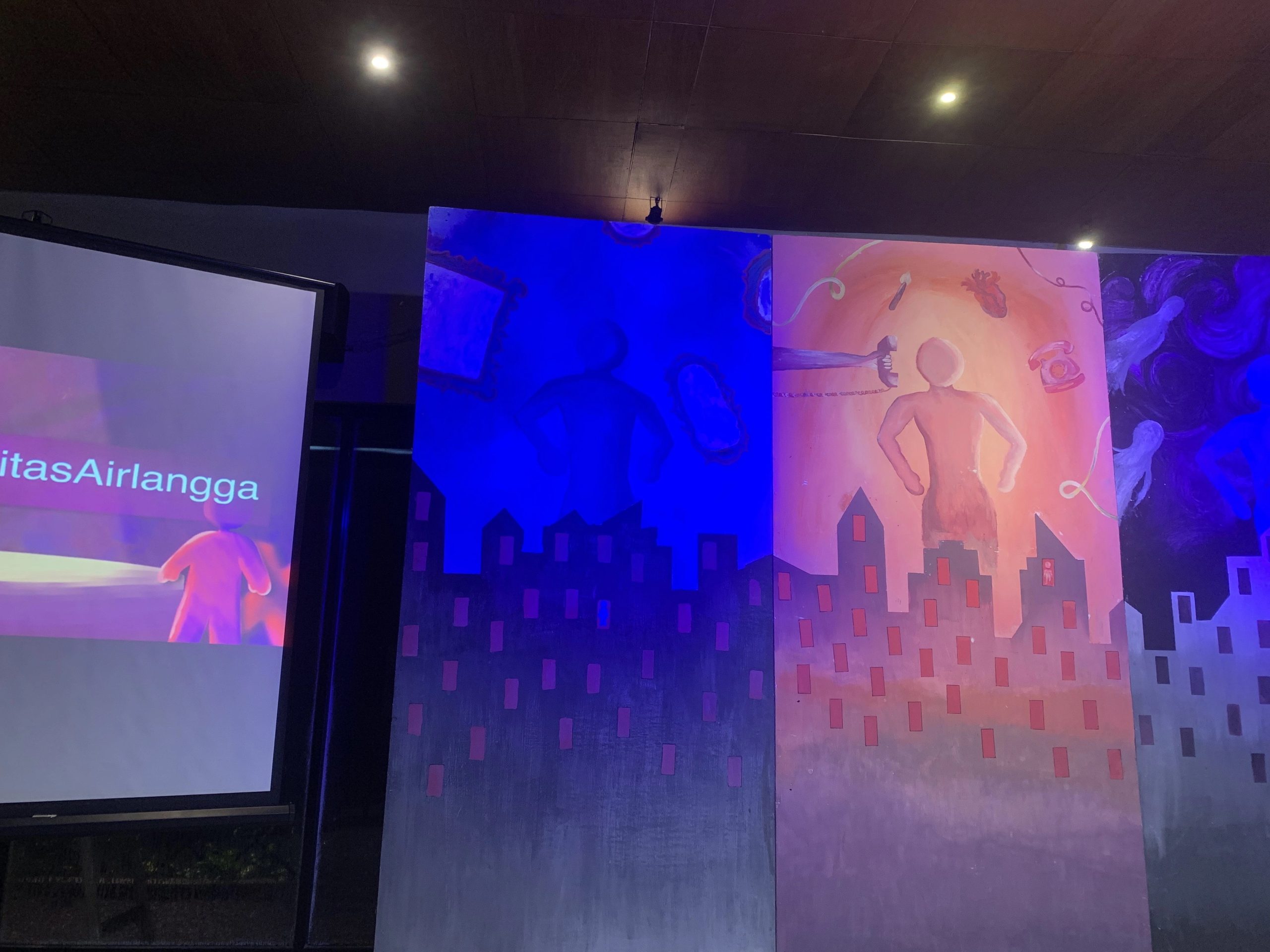 Instalasi artistik Lost Lumina menampilkan perjalanan reflektif manusia dalam mengenal dan menerima diri. Karya ini menjadi simbolisasi proses pencarian jati diri yang diangkat dalam pre-event TEDx Universitas Airlangga pada Sabtu (8/11/2025) di AADK. (Foto: Dok. Istimewa)