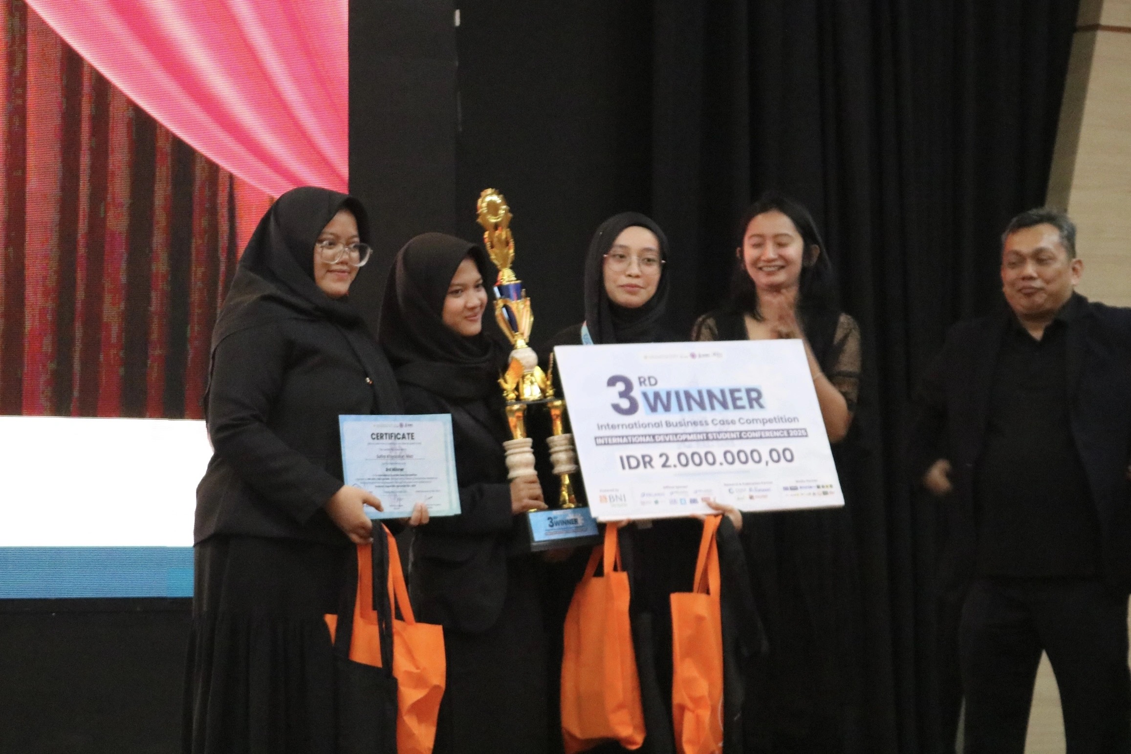 Momen penyerahan trofi kepada Tim UNAIR yang meraih Juara 3 International Business Case Competition. (Foto: Istimewa)