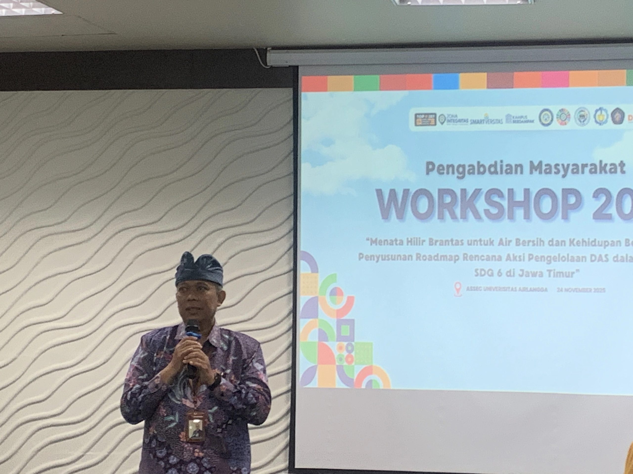 Head of UNAIR’s Sustainable Community Service Institute (LPMB), Prof. Hery Purnobasuki, MSi, PhD, opens the workshop with a presentation on the urgency of strengthening Lower Brantas Management to support an SDG 6–aligned watershed roadmap. (Photo: By courtesy)