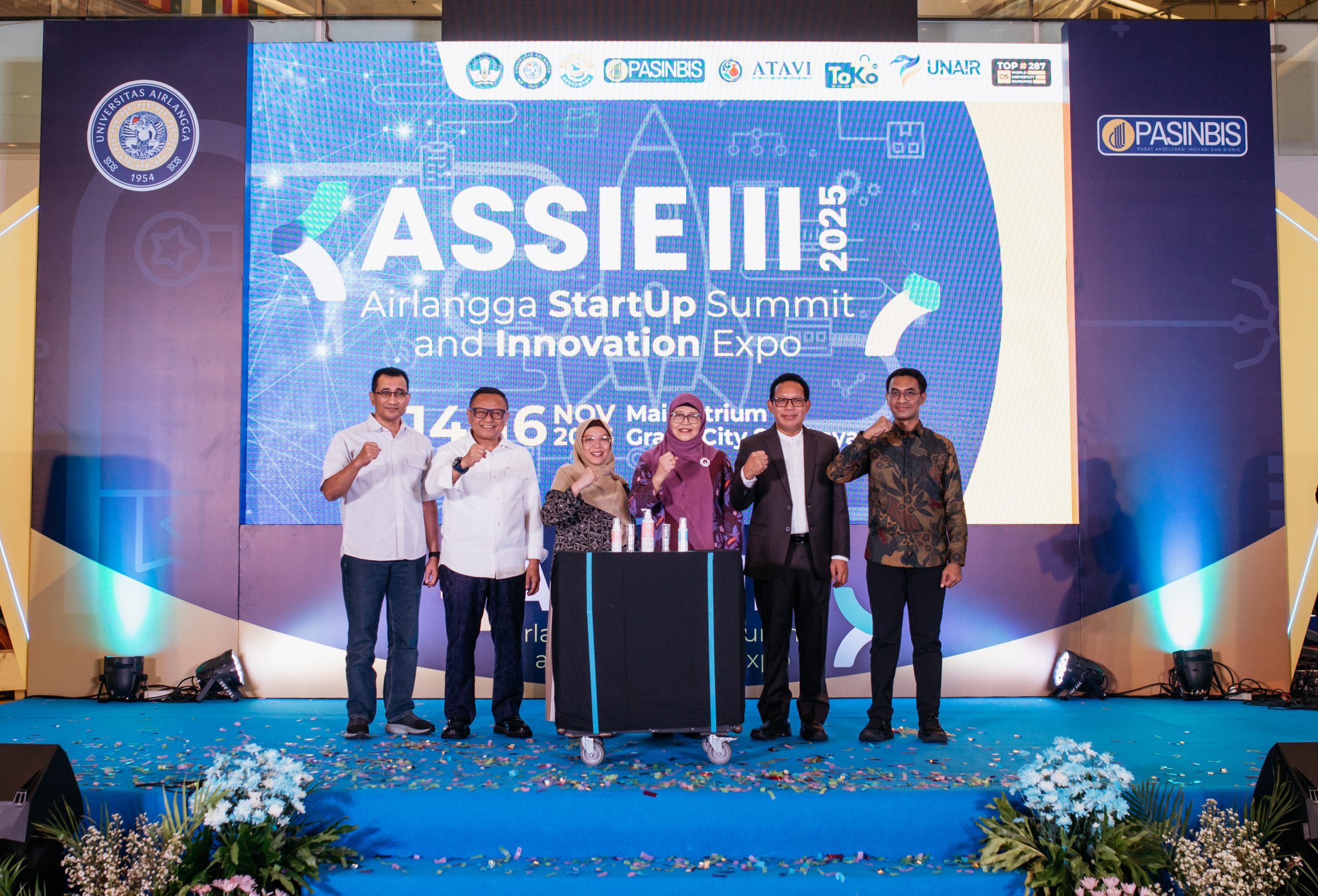 Momen peluncuran produk-produk inovatif UNAIR di ASSIE III pada Jumat (14/11/2025) (Foto: HUMAS UNAIR)