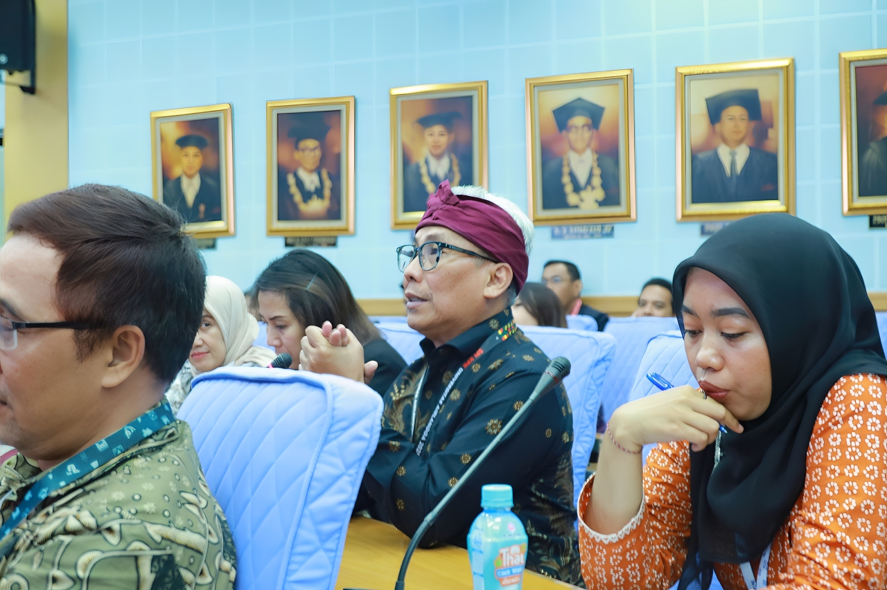 Direktur Kemahasiswaan UNAIR, Dr Eko Supeno drs MSi saat sesi diskusi Sarasehan PIMNAS Ke-38 di UNHAS, Kamis (27/11/2025) (Foto: PHMP UNAIR)