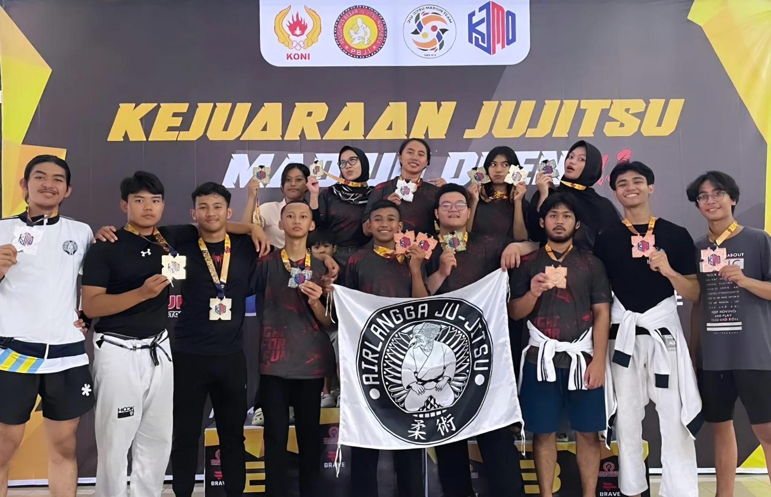 Tim Jujitsu UNAIR setelah prosesi awarding Kejuaraan Madiun Open 2025 pada Ahad (14/11/2025). (Foto: Istimewa).