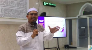 KH Muhammad Ajir Ubaidillah, saat menyampaikan tausiyahnya dalam Kajian Akbar dan Doa Bersama peringatan Dies Natalis ke-71 UNAIR, pada Senin (10/11/2025) di Masjid Ulul Azmi, Kampus MERR-C (Foto: Istimewa).