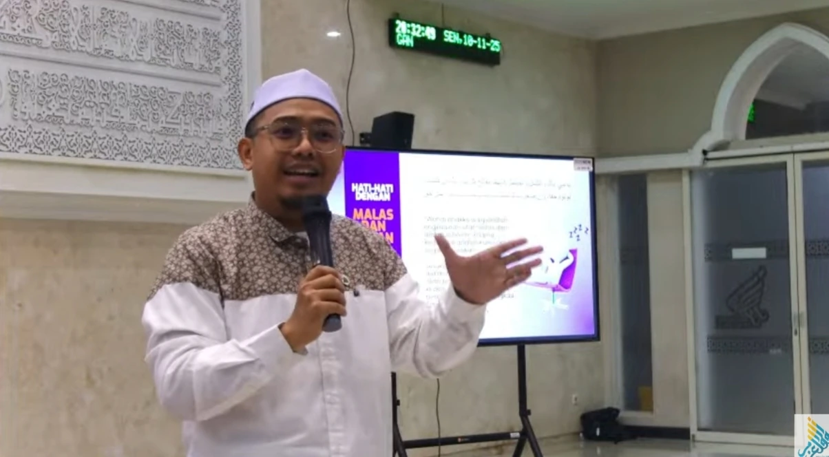 KH Muhammad Ajir Ubaidillah, saat menyampaikan tausiyahnya dalam Kajian Akbar dan Doa Bersama peringatan Dies Natalis ke-71 UNAIR, pada Senin (10/11/2025) di Masjid Ulul Azmi, Kampus MERR-C (Foto: Istimewa).