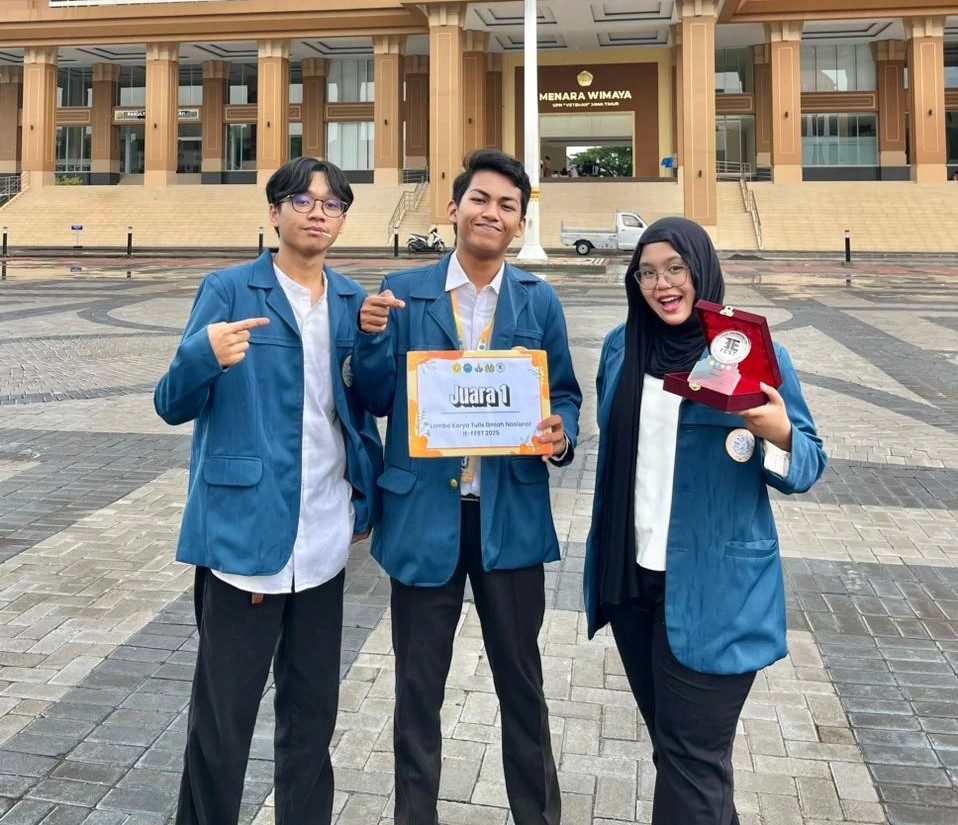 Nouval Gathantio Fayyazwari, Alvyan Ananta Asis, dan Nafisa Aura Qolby berpose bersama usai meraih Juara 1 dalam ajang IE-FEST 2025. (Foto: Narasumber)