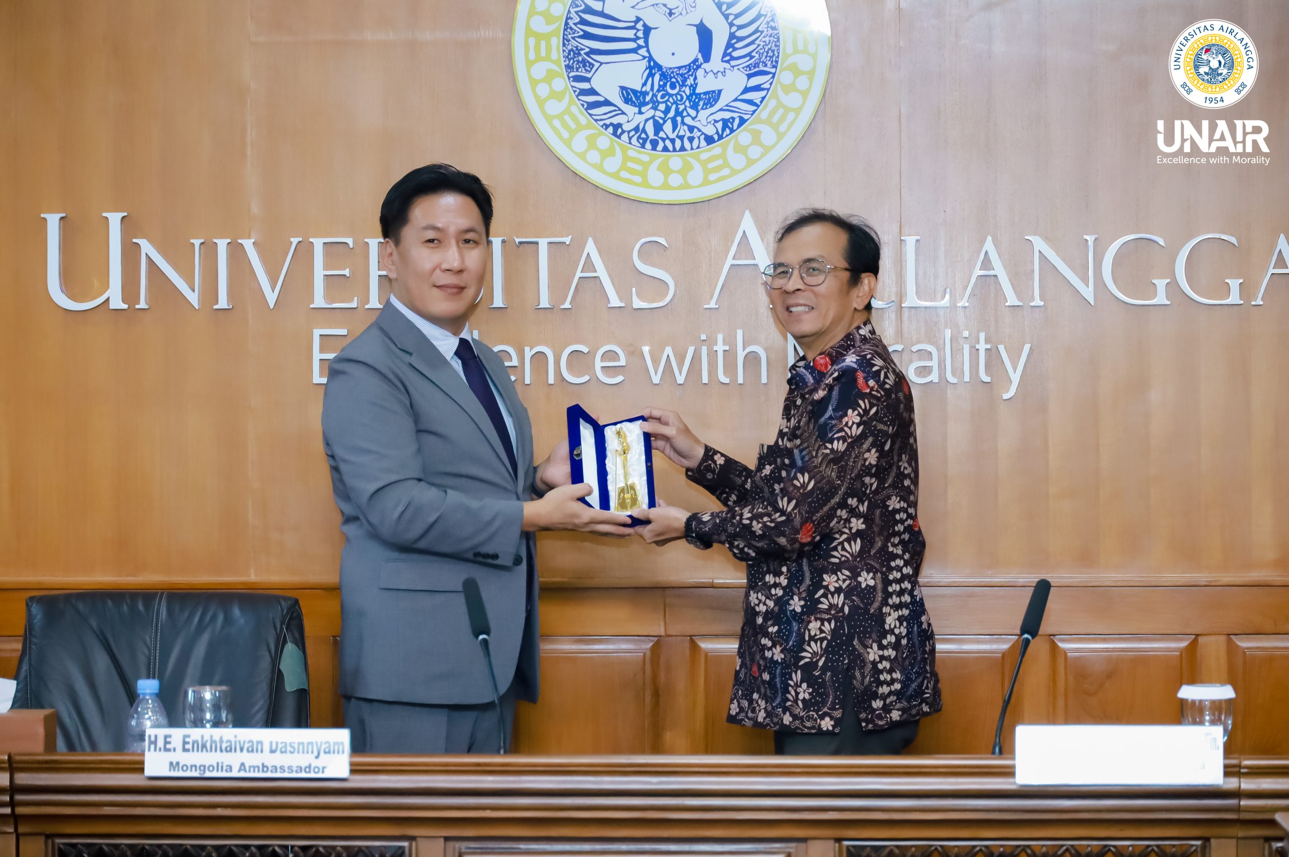 Rektor UNAIR Prof Dr Muhammad Madyan SE MSi MFin dan Ambassador Dashnyam Enkhtaivan saat Kunjungan duta besar Mongolia di UNAIR, Kamis (20/11/2025) (Foto: PHMP UNAIR)