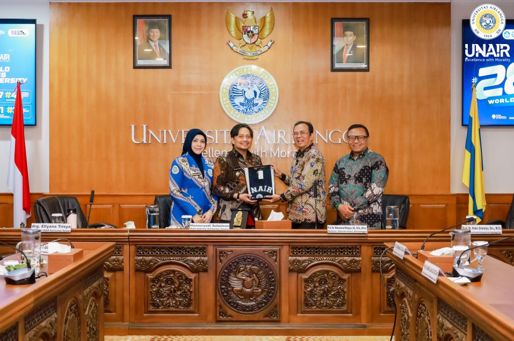 Rektor Universitas Airlangga, dan Wakil Rektor Bidang Ekosistem Enterpreneural dan Pengembangan Bisnis, berfoto bersama Wakil Gubernur Kalimantan Timur dan Ketua IKA UNAIR Kalimantan Selatan, saat kunjungan audiensi di UNAIR, Senin (3/11/2025). (Foto: PHMP UNAIR)
