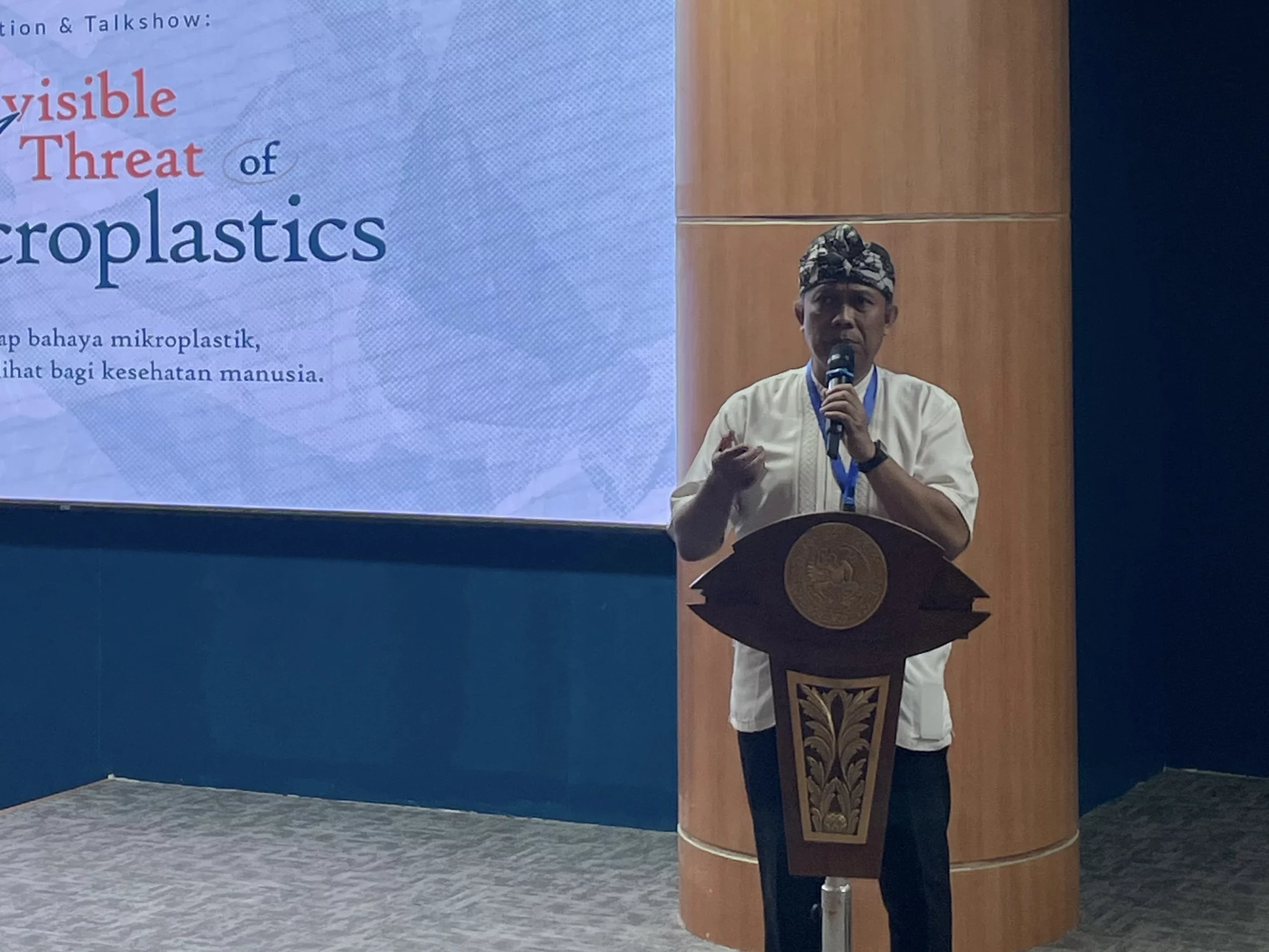 Head of LPMB UNAIR, Prof. Hery Purnobasuki, MSi, PhD, delivers opening remarks at the talk show Invisible Threat of Microplastics. (Photo: By courtesy)
