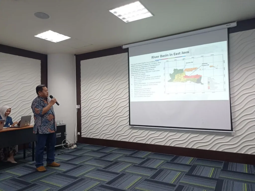 Dr. Ir. Runi Asmaranto ST MT IPM ASEAN Eng delivers a presentation on Integrated Watershed Management and Challenges in the Lower Brantas on Monday (11/24/2025) in the Dayak Room, ASEEC Tower, Dharmawangsa Campus-B. (Photo: By courtesy)